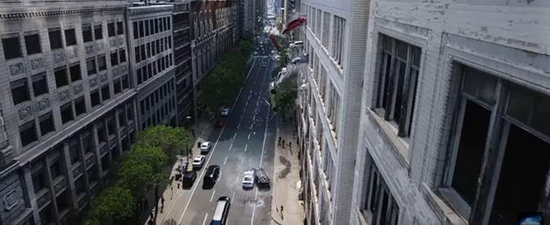 Một trong những phân cảnh ấn tượng nhất tại New York là khi hàng loạt xe máy rơi vỡ từ trên cao xuống đường phố đông đúc xe cộ
