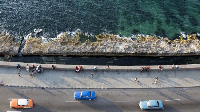 Con đường Malecon ở Havana xứng đáng nằm trong danh sách điểm đến của dân du lịch. Con đường ven biển này dài 8 km, đi qua một số tượng đài nổi tiếng của thành phố. Theo Denise Dean - một nhà quản lý du lịch, du khách nên ngay lập tức bắt đầu kế hoạch tới những địa điểm như thế này trước khi chúng được đầu tư và xuất hiện các dịch vụ du lịch không giới hạn. Ảnh: news.com.au.