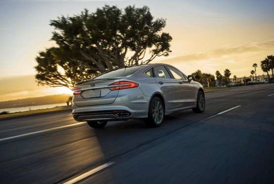 Được đánh giá cao hơn Subaru Legacy, Ford Fusion có 2 phiên bản động cơ trang bị hệ dẫn động 2 cầu là động cơ 4 xi-lanh tăng áp 2.0L 231 mã lực và động cơ tăng áp ép V6 2.7L 325 mã lực. Mức giá khởi điểm khoảng 27.535 USD.