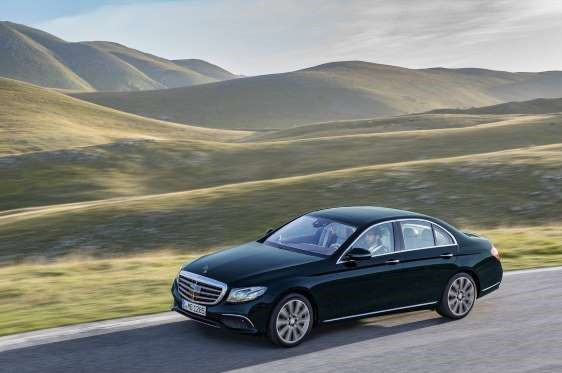 Mercedes-Benz E-Class đứng đầu danh sách 17 mẫu xe cỡ trung hạng sang của tạp chí U.S News & World. Phiên bản dẫn động cầu sau là phiên bản tiêu chuẩn của mẫu xe này với động cơ 4 xi-lanh 2.0L và hộp số tự động 9 cấp. Phiên bản dẫn động 2 cầu có giá khởi điểm 52.150 USD, cao hơn bản tiêu chuẩn 2.500 USD.