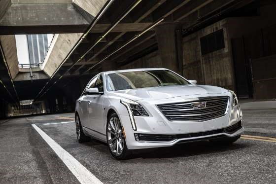 Cadillac CT6 dẫn động 2 cầu sở hữu khối động cơ mạnh mẽ V6 3.6L có hiệu suất cao, tiết kiệm nhiên liệu. Mẫu xe này sử dụng khung kết cấu nhẹ để giảm trọng lượng xe. Mức giá khởi điểm khoảng 55.495 USD.