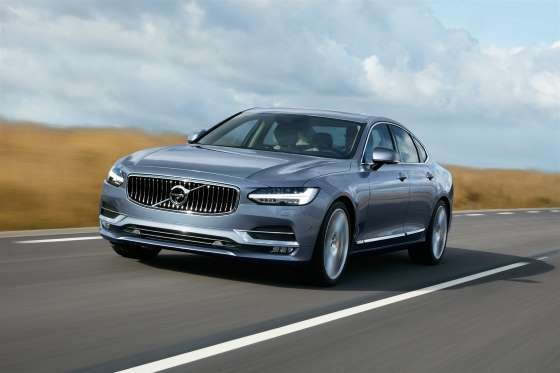 Volvo S90 sở hữu thiết kế hiện đại, nội thất sang trọng và tiện nghi, động cơ 2.0L Turbocharged, công nghệ an toàn hàng đầu phân khúc xe sang hạng trung. Mức giá khởi điểm khoảng 46.950 USD.
