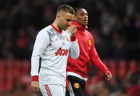 Luke Shaw đang đối diện tương lai mờ mịt tại sân Old Trafford khi anh vừa không có suất đá chính, vừa bị HLV Jose Mourinho chỉ trích là một cầu thủ 