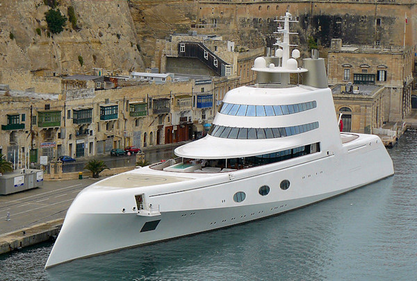 Superyacht A (323 triệu USD): Siêu du thuyền được đặt tên theo chữ cái đầu tiên của vợ chồng tỷ phú người Nga, Andrey và Aleksandra Melnichenko. Điểm nhấn của Superyacht A không nằm ở kích thước, mà chính là thiết kế siêu sang trọng cùng những tiện nghi mà nó mang lại cho du khách như 3 bể bơi, 6 dãy phòng chính,...Superyacht A chỉ có thể chứa được 14 du khách cùng đoàn thủy thủ gồm 42 thành viên.