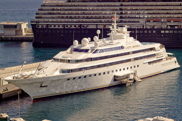Lady Moura (210 triệu USD): Được đóng bởi nhà máy Blohm + Voss vào năm 1990 cho nhà kinh doanh Ảrập Xêút Nasser Al-Rashid. Bên ngoài du thuyền có khắc chữ vàng 24 cara làm nổi bật sự xa xỉ. Bên trong Lady Moura là một hồ bơi có mái che, bàn ăn Viscount Linley dài 23 m và khoang chứa lên đến 60 người.