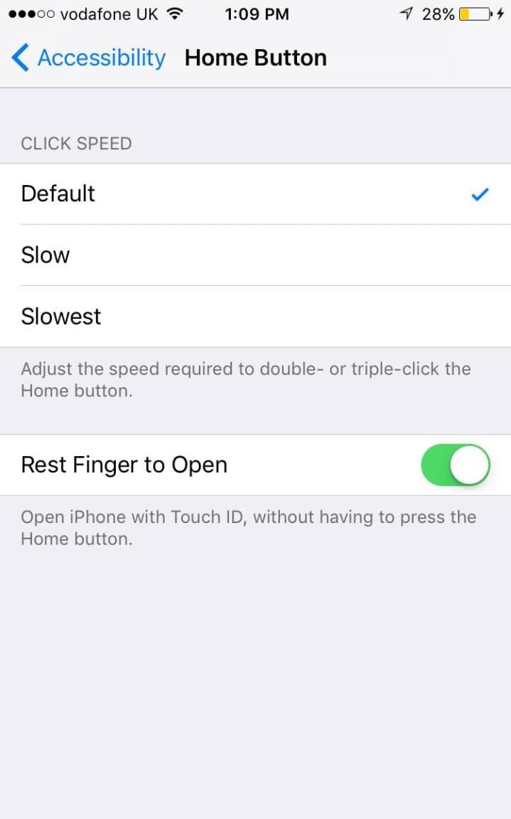 Control Centre một lần nữa lại thay đổi và chia thành 02 màn hình. Tính năng “Swipe up” ban đầu khá giống với shortcut 3D Touch. Bạn có thể chuyển độ sáng flashlight theo mức độ nhẹ, trung bình và tăng cường, chạm vào đồng hồ để bắt đầu đặt thời gian, thay vì phải vào Calendar để copy số. Trang thứ 2 có thể là phần điều chỉnh âm lượng với khả năng thay đổi AirPlay cho loa không dây.