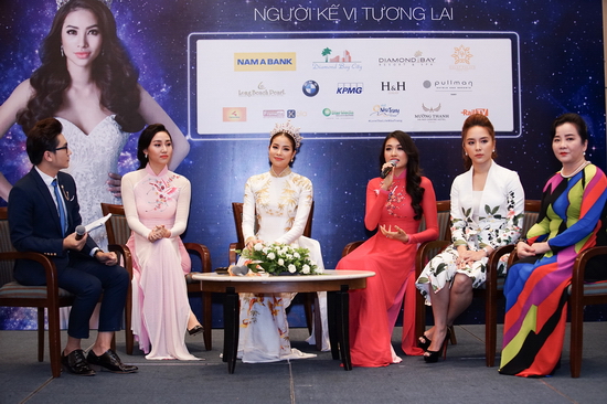 Với sứ mệnh đồng hành cùng hành trình tìm kiếm Người kế vị tương lai, Phạm Hương và Lệ Hằng vô cùng háo hức gặp gỡ các ứng viên tiềm năng của thủ đô Hà Nội để truyền cảm hứng, sự tự tin cũng như chia sẻ những câu chuyện thú vị, những kỉ niệm ngọt ngào khó quên với Hoa hậu Hoàn Vũ Việt Nam.