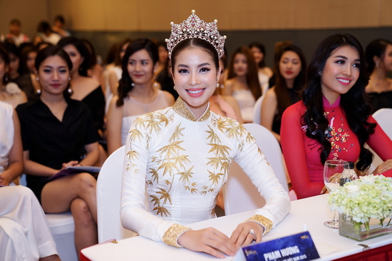 Nhắc đến hành trình đến với cuộc thi với nhiều kỷ niệm ngọt ngào khó quên, Phạm Hương nhấn mạnh “Đến với cuộc thi, Hương được nhiều hơn mất, đó không chỉ đơn thuần là những cơ hội quý giá, mà nó còn là lợi ích rất lớn mà bản thân mình may mắn có được, bạn không phải hao tốn gì nhiều vì mọi thứ đã được BTC cuộc thi đồng hành và hỗ trợ rất chu đáo, cái bạn cần là chuẩn bị cho mình sự tự tin, tinh thần thoải mái và một sức khỏe dẻo dai, chỉ vậy thôi và bạn cứ thế mà ngẩng cao đầu bước đi từng bước mạnh mẽ”.