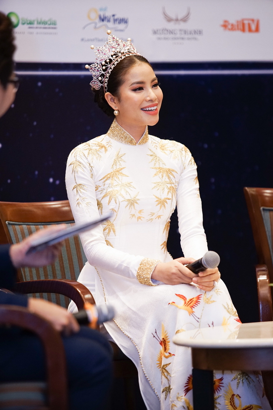 Cô động viên các thí sinh nên mạnh dạn tìm kiếm cơ hội cho mình vì tham gia cuộc thi sẽ là dịp để các thí sinh trải nghiệm và định hướng, phát triển được sự nghiệp bản thân và đạt được những thành công nhất định dựa trên sự đồng hành và hỗ trợ rất lớn mà cuộc thi sẽ mang lại.