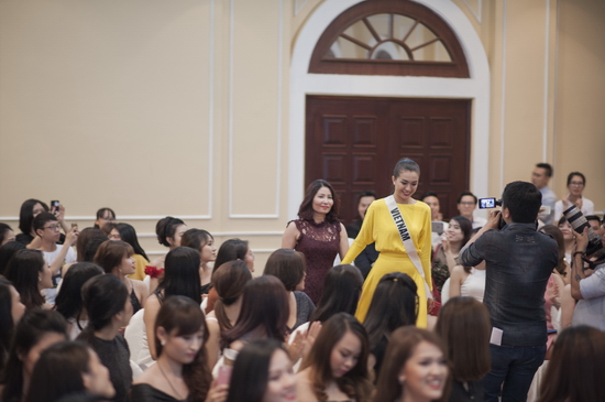 Lắng nghe điều đó, Á hậu Lệ Hằng đã âm thầm liên hệ với gia đình Phạm Hương, chuẩn bị và giữ bí mật để đưa mẹ Phạm Hương đến sự kiện. 