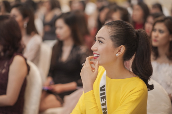 Đặc biệt, việc Á hậu Lệ Hằng vô cùng thân thiết nắm tay và trìu mến gọi mẹ Phạm Hương là “mẹ” càng thể hiện mức độ thân thiết, tình cảm gắn bó của cả hai sau khi trưởng thành từ cuộc thi.