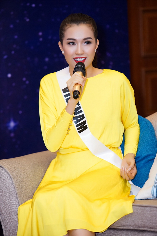 Với Lệ Hằng, cô bày tỏ sự đồng cảm: “Một người con gái dù xinh đẹp, thành công, mạnh mẽ đến mấy nhưng vẫn sẽ luôn cần một điểm tựa, và điểm tựa vững chắc nhất luôn chính là gia đình, và Hằng gửi tặng món quà này cho chị Phạm Hương, cũng là luôn nhắc nhở mình hãy dành nhiều thời gian hơn cho những người mình yêu thương, cho gia đình của mình”. 