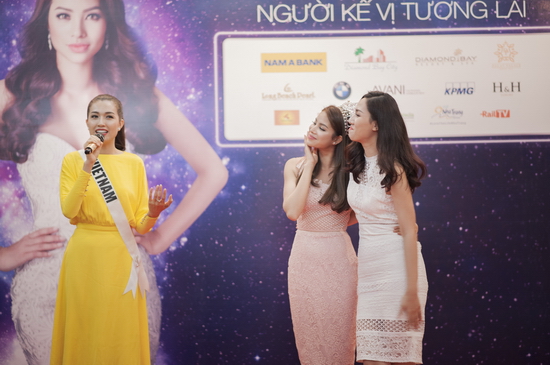 Bên cạnh đó, các trò chơi tương tác giữa khách mời và các thí sinh khiến không khí trở nên thân mật, gần gũi và sôi động hơn.
