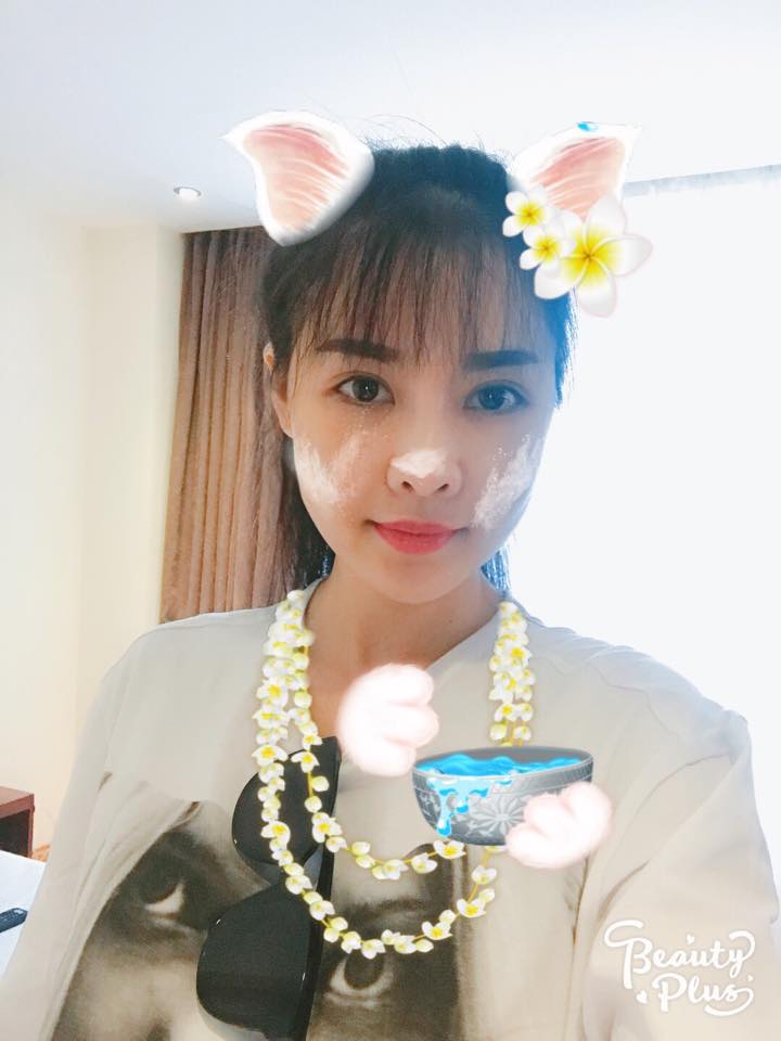 Gương mặt thon dài, cằm V-line và các nét sắc sảo ngày nào của Quế Vân giờ được thay bằng khuôn mặt bầu bĩnh dễ thương. Nếu so sánh, hai gương mặt của cùng một người nhưng không thể tìm thấy điểm tương đồng giống nhau, thậm chí có thể nói là hoàn toàn trái ngược. Với nhan sắc mới, sẽ không ngoa khi nói rằng nữ ca sĩ nhìn trẻ ra vài chục tuổi.