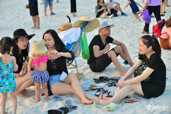 Không ít gia đình tranh thủ thời gian nghỉ lễ để đưa con cái đi chơi biển.