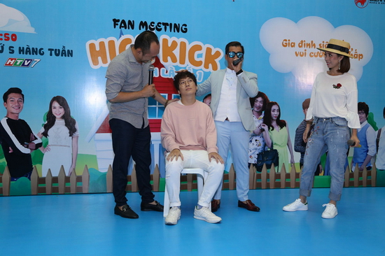 Bên cạnh đó, Ban tổ chức chương trình đã rất tinh ý khi tạo cho khán giả nhiều cơ tương tác với các diễn viên yêu thích thông qua những trò chơi thú vị. Đặc biệt, người tham gia chương trình còn có cơ hội được diễn chung với các thần tượng qua những phân cảnh hài hước trong phim được tái hiện lại. Các diễn viên từ Tiến Luật đến Sam, Phát La hay Gin Tuấn Kiệt, thậm chí cả đạo diễn Nhật Trung đều vô cùng “chịu chơi” khi khi sẵn sàng “lăn xả”, tung hứng hết mình với diễn xuất nghiệp dư của các fan hâm mộ.