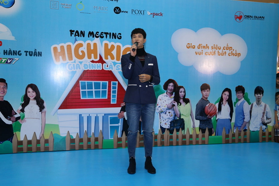 Đáp lại tình cảm của người hâm mộ, các diễn viên đã mang đến chương trình nhiều tiết mục văn nghệ vô cùng hấp dẫn và hài hước. Mở đầu, anh chàng “ngầu hầm” Gin Tuấn Kiệt thể hiện lại ca khúc nhạc phim 'Gia đình là số 1' mà các fan đã thuộc nằm lòng. Tiếp đến, chàng diễn viên trình bày một ca khúc lời Việt của bộ phim Yêu em từ cái nhìn đầu tiên hết sức lãng mạn, “đốn ngã” trái tim của các cô gái. 