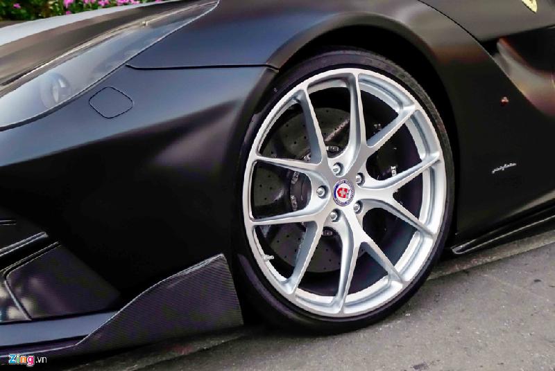 Bộ vành HRE đường kính 22 inch cùng lốp thể thao siêu mỏng. Trước đây Quốc Cường từng sơn đen bộ vành này nhưng không hợp nên đã trả lại nguyên bản.