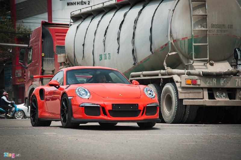 Siêu xe Porsche 911 GT3 RS độc nhất Việt Nam xuống phố hình ảnh 2 Đây là chiếc thứ 3 xuất hiện tại Việt Nam, tuy nhiên lại là chiếc đầu tiên được đăng kí, đăng kiểm để sử dụng. Trước đó, nhà phân phối các dòng xe Porsche tại Việt Nam từng đưa 2 chiếc về nhằm phục vụ sự kiện dưới dạng tạm nhập tái xuất.