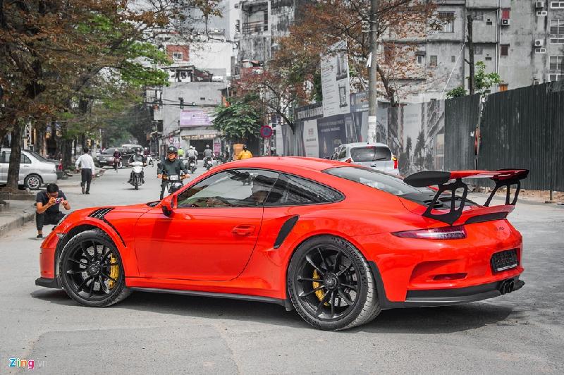 Siêu xe Porsche 911 GT3 RS độc nhất Việt Nam xuống phố hình ảnh 4 911 GT3 RS được trang bị động cơ 4.0 lít, 6 xi-lanh, sản sinh công suất 500 mã lực và mô-men xoắn cực đại 460 Nm, kết hợp cùng hộp số PDK nổi tiếng của Porsche. Xe chỉ mất 7 phút 20 giây để hoàn thành một vòng của đường đua Nürburgring, phá kỷ lục 7 phút và 29 giây từng được xác lập bởi Carrera GT.