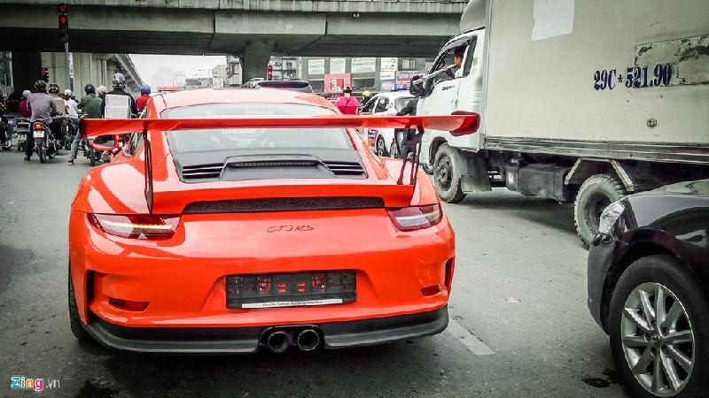 Siêu xe Porsche 911 GT3 RS độc nhất Việt Nam xuống phố hình ảnh 5 Động cơ trên 911 GT3 RS chính là loại phun nhiên liệu trực tiếp dung tích lớn nhất và mạnh nhất của gia đình 911. Siêu xe này có khả năng tăng tốc 0-100 km/h trong 3,3 giây, đạt tốc độ 200 km/h trong 10,9 giây.