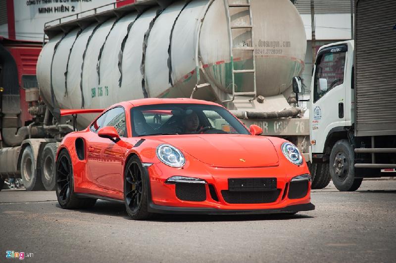 Siêu xe Porsche 911 GT3 RS độc nhất Việt Nam xuống phố hình ảnh 6 Khung gầm 911 GT3 RS được điều chỉnh đem lại độ chính xác tối đa. Hệ thống dẫn động cầu sau cùng hệ thống điều phối lực kéo của Porsche (PTV Plus) với van biến thiên và khóa vi sai khiến chiếc xe năng động hơn. Trục trước và sau được mở rộng để tăng khả năng chống lật khi vận hành ở tốc độ cao. Xe cũng được trang bị bộ lốp lớn hơn để đảm bảo an toàn khi vào cua nhanh.