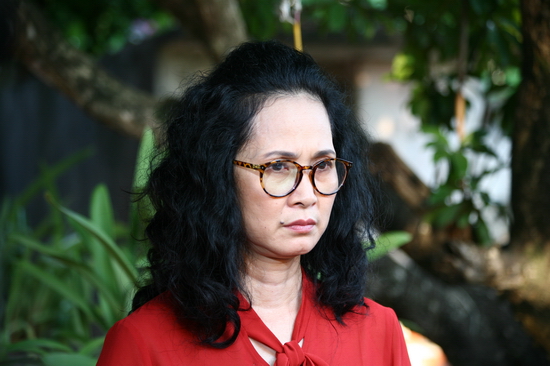 NSND Lan Hương (vai bà Phương) làm công việc nội trợ, chăm sóc gia đình sau khi về hưu. Bà cẩn thận, chu đáo đến mức áp đặt. Đối với con trai thì bà yêu thương hết mực, nhưng với con dâu lại xét nét, khắc nghiệt..
