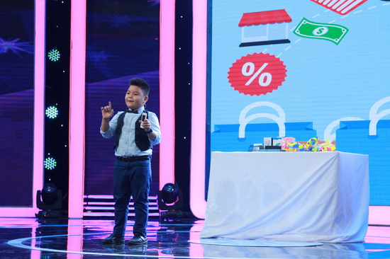 Ở vòng thi Tài năng, “MC lanh lợi” 7 tuổi Dương Thiên Phước đã “đốn tim” Ban bình luận. Nếu như ở vòng trước, Thiên Phước từng tạo dấu ấn với tiết mục dự báo thời tiết vô cùng duyên dáng và vui nhộn, thì trong đêm thi bán kết, thí sinh nhí này vẫn phát huy sự lém lỉnh, lanh lợi của mình trong vai trò một MC bán hàng trực tuyến.