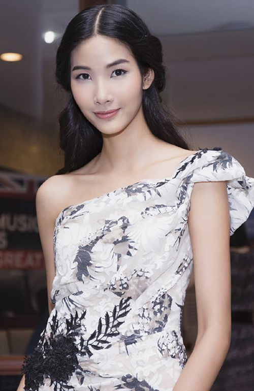 HLV The Face nhẹ nhàng với mái tóc đen dài cùng cách trang điểm tươi tắn, tự nhiên