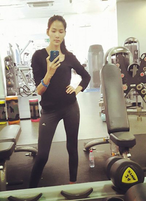 Nếu bạn có thắc mắc vóc dáng gày gò khi xưa của Hoàng Thùy đâu rồi, thì câu trả lời là cô đã miệt mài tập gym để vóc dáng đúng chuẩn hơn.