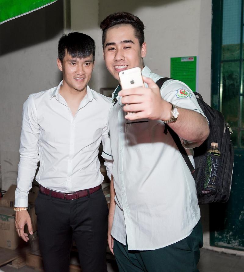  Đến nay cặp vợ chồng Công Vinh - Thủy Tiên vẫn tạo được sức thu hút. Mới đây, hai vợ chồng còn được một kênh truyền hình thể thao nổi tiếng của nước ngoài mời ghi hình.