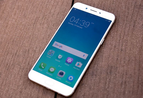 Oppo R9s Plus: mặc dù thiết kế khá giống với iPhone của Apple, nhưng khi chơi game, smartphone này cho người dùng cảm giác ấm nóng hơn bình thường. R9S Plus sở hữu một camera chất lượng khá, cùng màn hình hiển thị khá lớn 6-inch và thời gian thử nghiệm pin khá ấn tượng với 15 giờ và 40 phút. 