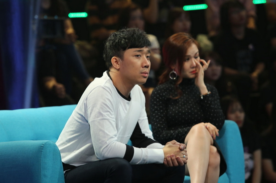 Tiết mục cảm động nhanh chóng lấy đi nước mắt của Ban bình luận và khán giả. Ngay cả mẹ của cậu bé đang ngồi ở hàng ghế khán giả cũng xúc động rơi nước mắt. 