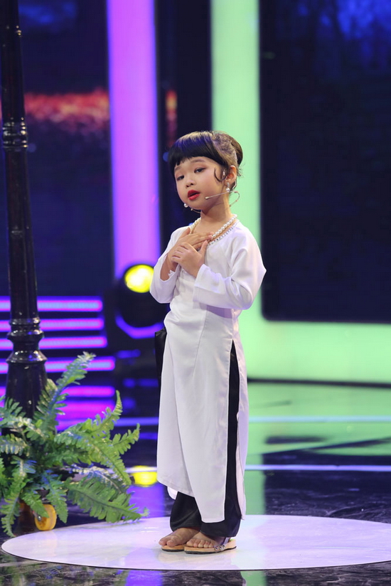 Từng dự đoán cô bé sẽ dùng tranh phố cổ để hỗ trợ cho tiết mục của mình, Trấn Thành bất ngờ khi thấy đối thủ Ốc Thanh Vân ghi điểm với dự đoán dạo cụ là cây đèn đường. Với gương mặt phảng phất nét buồn man mác, Quế Anh dẫn dắt câu chuyện về những mảnh đời cô đơn, lê từng bước chân quạnh quẽ dưới ánh đèn đường leo lắt. Chẳng ai ngờ được, một cô bé 4 tuổi lại có thể học thuộc và truyền đạt vanh vách những lời dẫn rất dài và văn vẻ của người lớn như vậy. 