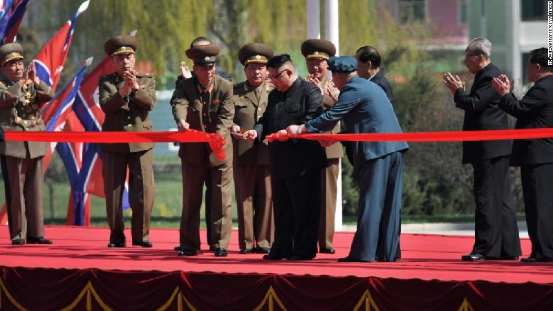 Ông Kim cắt băng khánh thành khu phố mới.