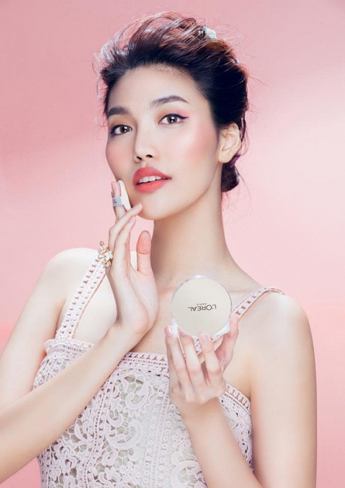 Nữ HLV còn là đại sứ thương hiệu cho hãng mỹ phẩm nổi tiếng của Pháp L’Oreal.