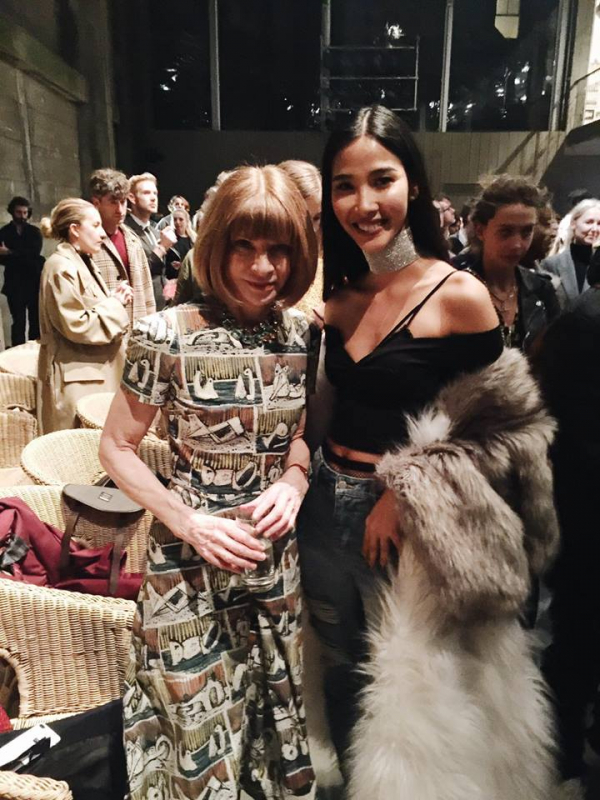 Hoàng Thùy đến dự show diễn Thu Đông 2017 của Burberry trong bộ cánh khá táo bạo cạnh Anna Wintour - người đàn bà quyền lực nhất làng mốt toàn cầu.  Trước khi nói Hoàng Thùy không xứng đáng hãy tìm hiểu thật kĩ về những đóng góp của cô khi siêu mẫu đã góp một phần đưa gương mặt Việt Nam tiếp cận gần hơn với làng thời trang thế giới. Với tất cả những tố chất, tài năng và kinh nghiệm chuyên môn, cô hoàn toàn thừa khả năng và đáp ứng đủ tiêu chí để trở thành HLV The Face mùa 2.