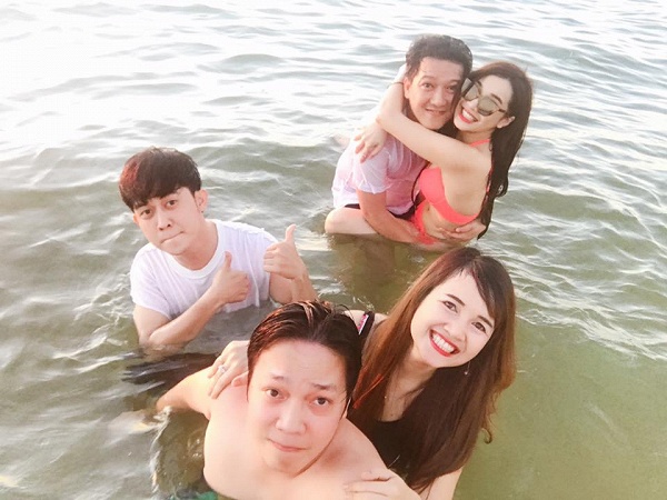 Mới đây, theo một nguồn tin chưa xác thực thì Trường Giang đã âm thầm đặt tiệc cưới và đang chuẩn bị tổ chức lễ kết hôn cùng Nhã Phương tại một trung tâm hội nghị lớn ở quận 1 - nơi Trấn Thành từng tổ chức tiệc cưới cùng Hari Won.