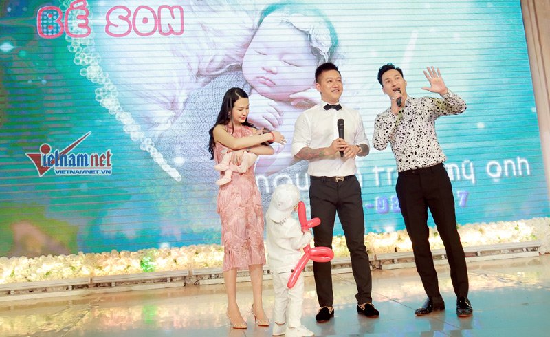 Gia đình ca sĩ Tuấn Hưng và MC Thành Trung.