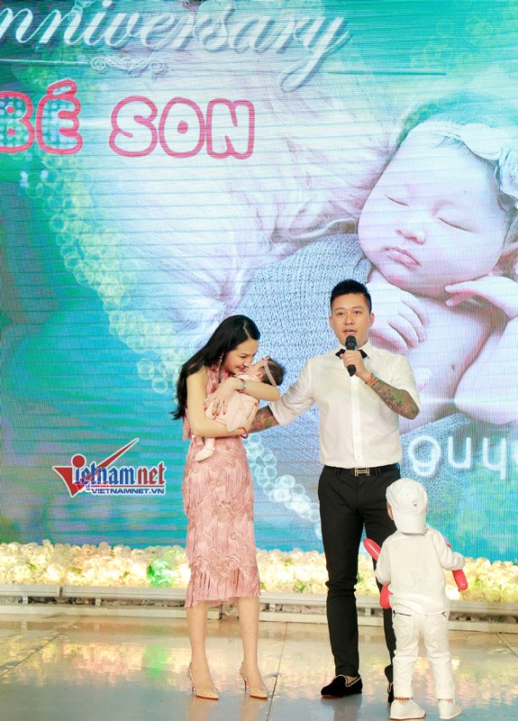 Tuấn Hưng bên vợ và hai con.