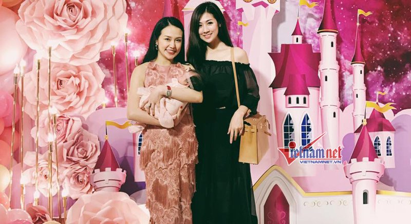 Á hậu Tú Anh và vợ ca sĩ Tuấn Hưng cùng con gái.