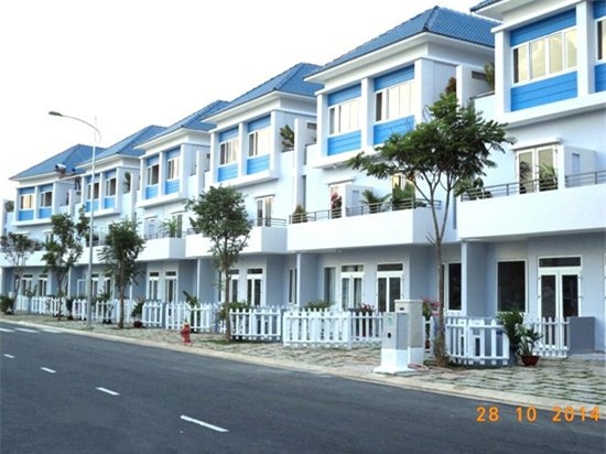 Khán giả biết nhiều đến Lý Hùng song ít ai còn nhớ đến cựu đạo diễn Lý Điền Sơn, người anh giàu có, quyền lực của anh – nay là doanh nhân đứng thứ 37 trong danh sách 100 người giàu nhất sàn chứng khoán Việt Nam (năm 2011).