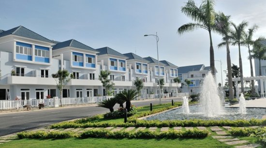 Dù Lý Hùng có phủ nhận việc kinh doanh nhưng thực tế anh đã bỏ không ít vào lĩnh vực nhà đất. Tính đến cuối tháng 8/2016, vốn hóa thị trường công ty do anh em nhà Lý Hùng điều hành là 4800 tỷ đồng.