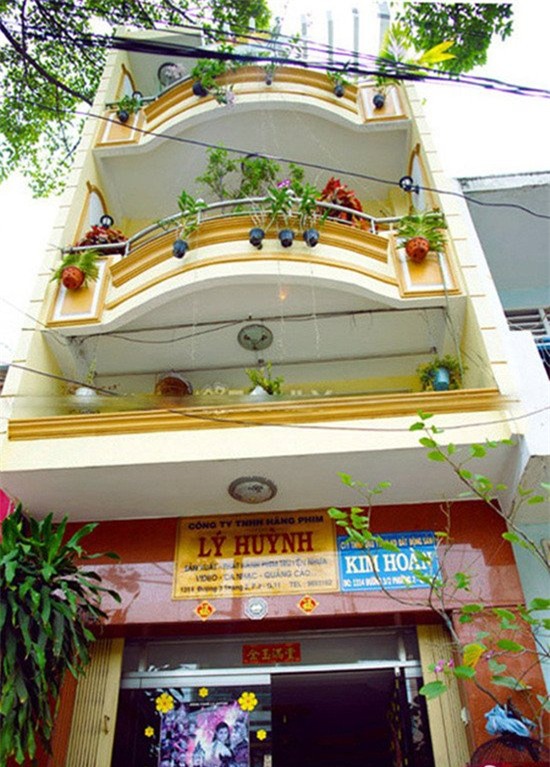 Thời gian trước, Lý Hùng sống cùng bố mẹ trong một căn hộ, đồng thời là là trụ sở văn phòng của xưởng phim gia đình, nằm trên đường 3/2, quận 10, TP HCM.