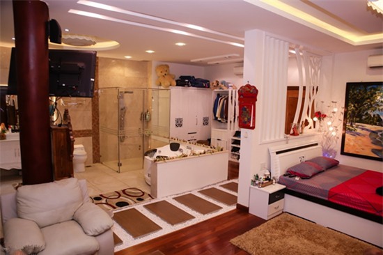 Tầng 2 nhà Lý Hùng là phòng ngủ của anh, rộng khoảng 100 m2 với đầy đủ tiện nghi và sang trọng như khách sạn 5 sao. (Ảnh: Zing)