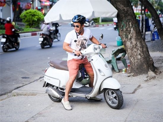 Song nếu chỉ đi lại một mình và không phải vì lý do công việc, Lý Hùng tỏ ra yêu thích với chiếc Vespa trắng này hơn.