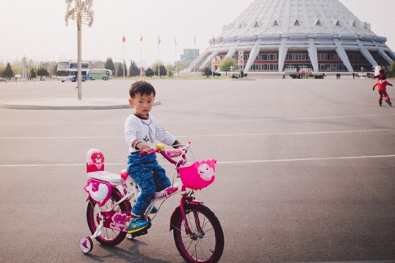 Sân chơi rộng rãi, sạch sẽ cho trẻ em.