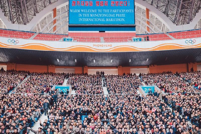 Khán giả tới xem cuộc thi chạy marathon quốc tế được tổ chức ở thủ đô.