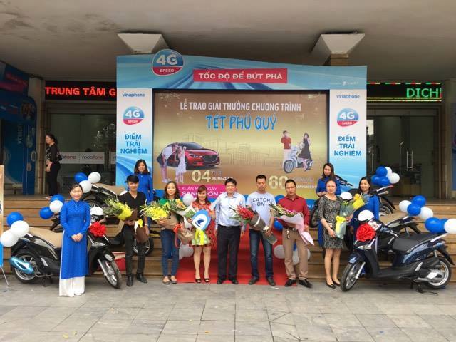 VNPT VinaPhone Hà Nội trao 06 xe máy Liberty ABS cho khách hàng trúng thưởng trên địa bàn theo nội dung chương trình khuyến mãi 