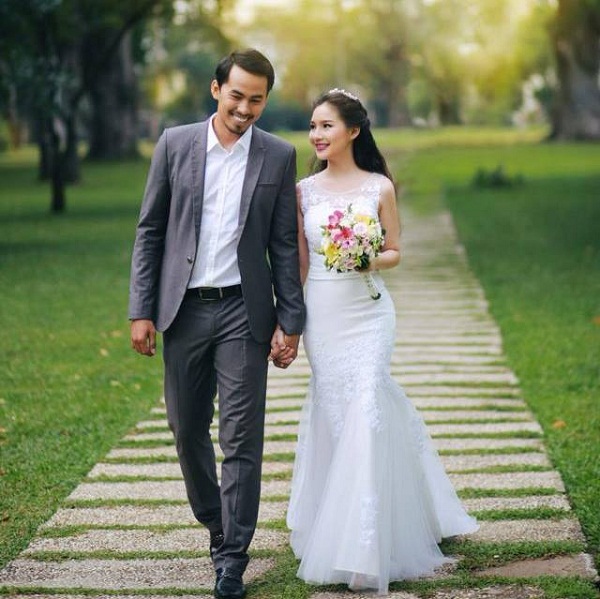 Trước đó, vào cuối năm 2014, Duy Nhân phát hiện mình mắc bệnh ung thư máu. Nửa năm sau, nam diễn viên qua đời trong sự xót thương của khán giả, đặc biệt là người vợ luôn kề vai sát cánh cùng anh trong những thời khắc khó khăn nhất của cuộc đời.  Thời điểm đó, Kiều Oanh phải chống chọi với nỗi đau thương và mất mát quá lớn. Bạn bè, người thân vô cùng thương xót vì còn quá trẻ, Kiều Oanh đã phải làm góa phụ.  Gần hai năm kể từ khi chồng qua đời, Kiều Oanh vẫn rất trân trọng mẹ chồng. Cô cũng chia sẻ chuyện vì 